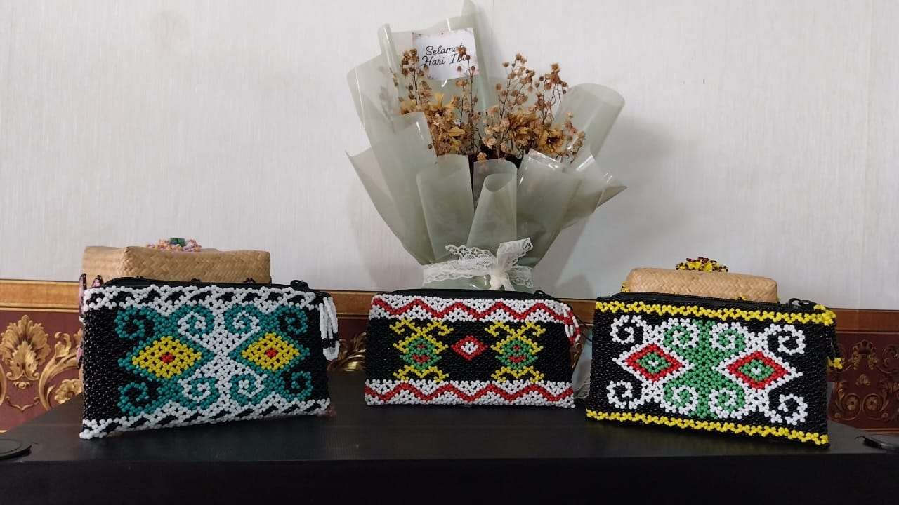 DOMPET MANIK